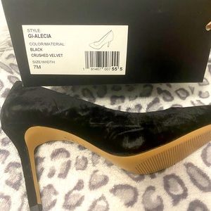 GILI Black Crushed Velvet Pumps